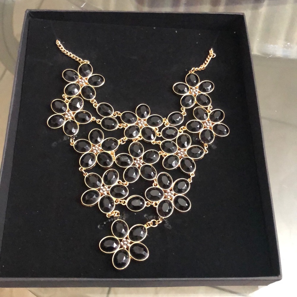 Necklace with black onyx flowers